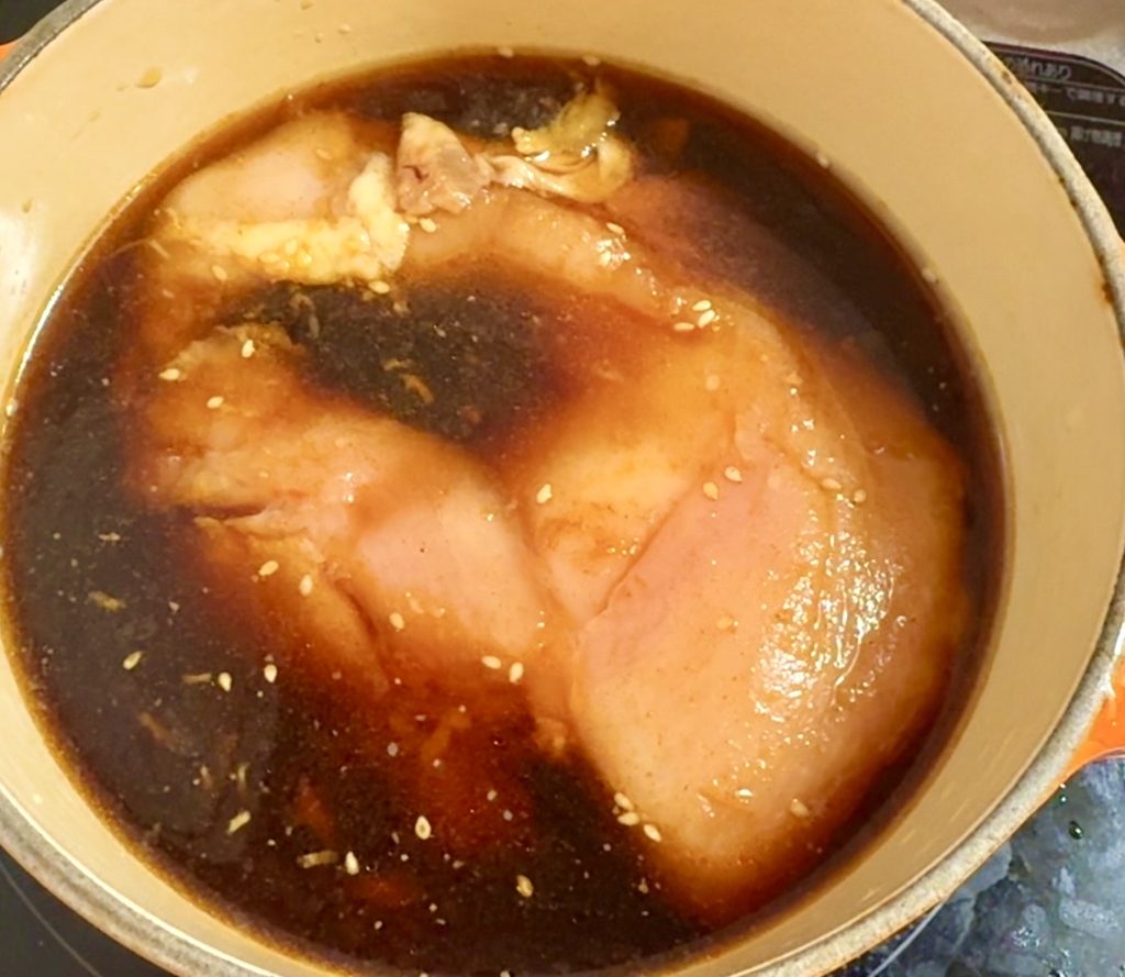 焼肉のタレを使った煮汁に鶏むね肉を入れた鍋