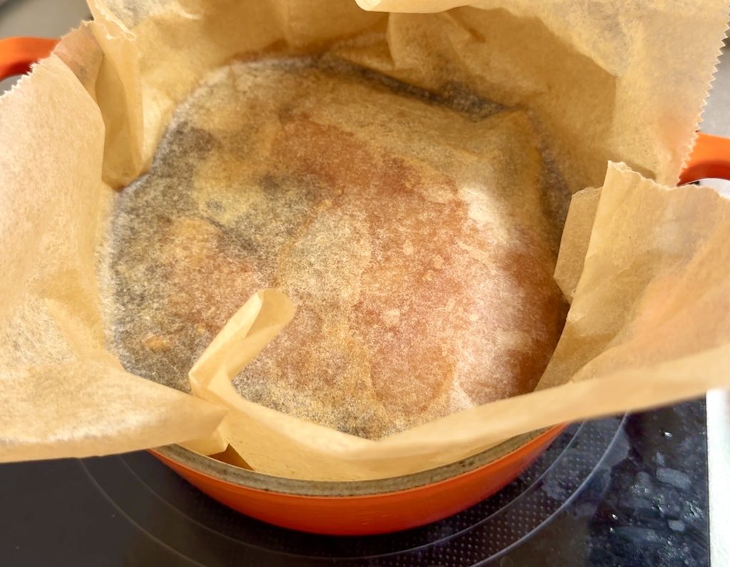 鶏チャーシューを煮る鍋にクッキングシートで落とし蓋をした様子