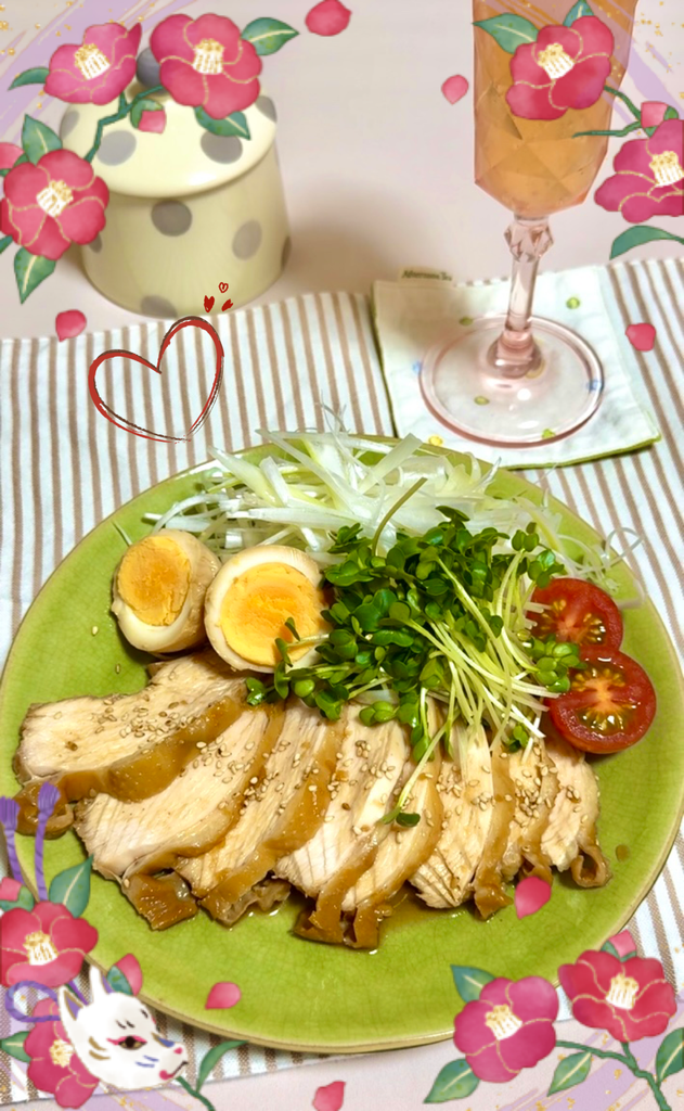 焼肉のタレで作った鶏チャーシューと味付き卵、白髪ねぎやカイワレを盛り付けた一皿